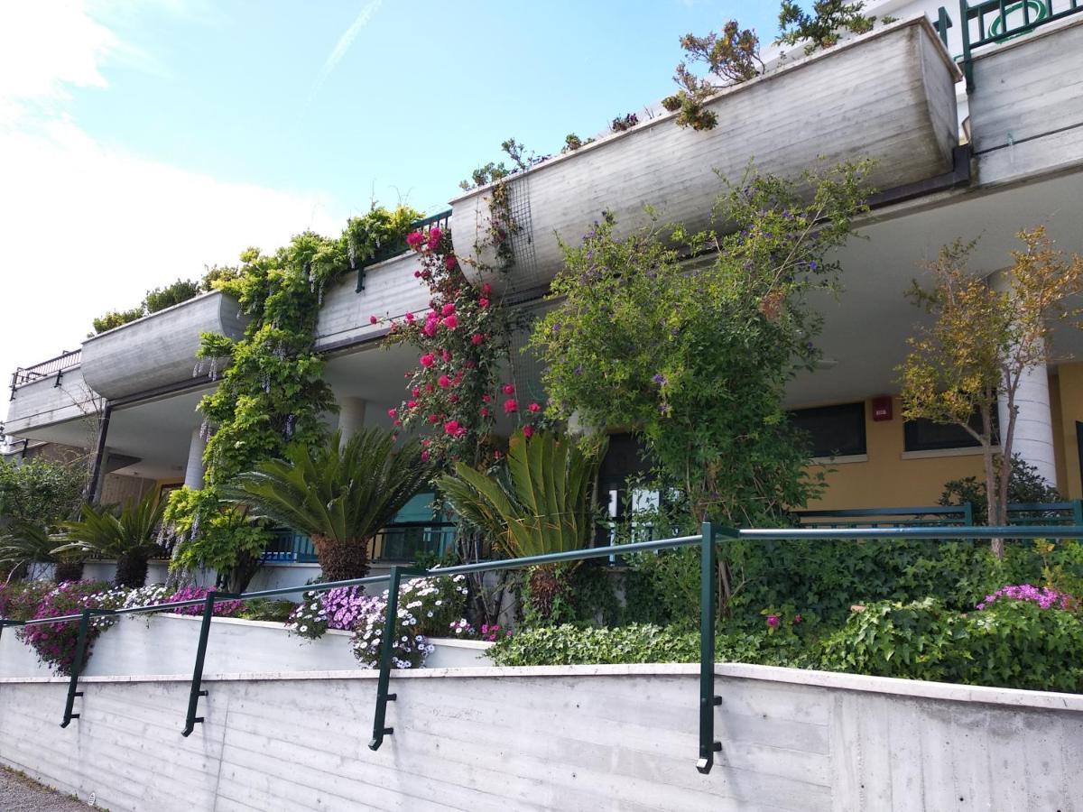 Hotel Ristorante Il Grillo Acquaviva Picena Exterior photo