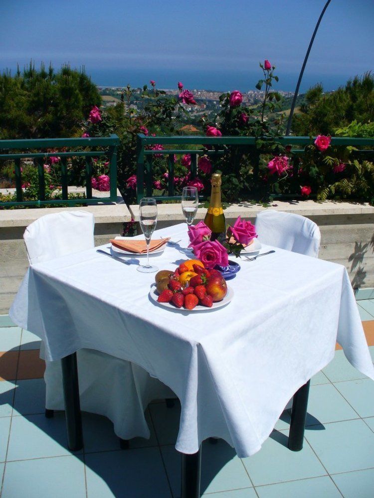 Hotel Ristorante Il Grillo Acquaviva Picena Exterior photo
